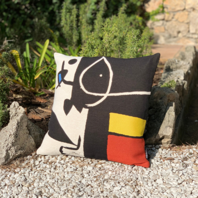 Housse de coussin fabriquée en France. Reproduction tissée d'après le tableau de Joan Miró "Femme, oiseaux, 1976".